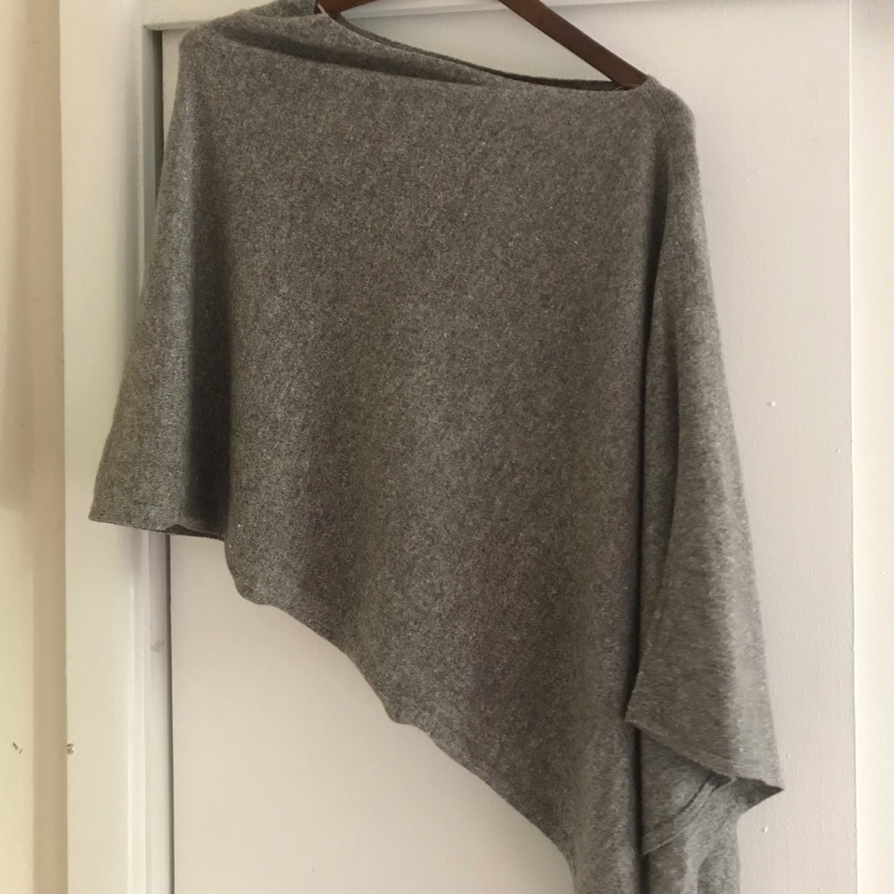 Tahari Cashmere/Linen blend Travel wrap- one size
